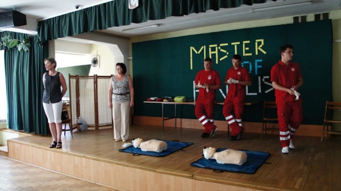 Pokaz Pierwszej Pomocy w wykonaniu słuchaczy Medycznej Szkoły Policealnej w Jaśle 