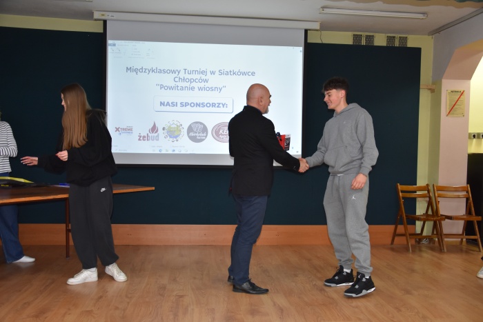 Rozdanie nagród za udział w Międzyklasowym Turnieju  Siatkówki  Chłopców „POWITANIE WIOSNY”