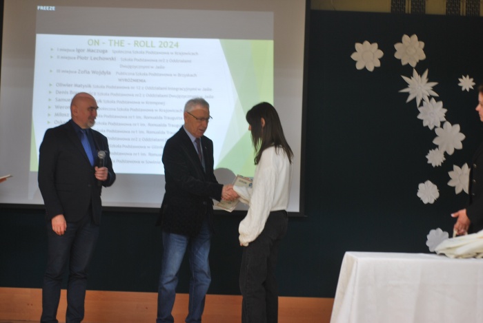 Zwycięzcy Powiatowego Konkursu z Języka Angielskiego ON - THE - ROLL 2024