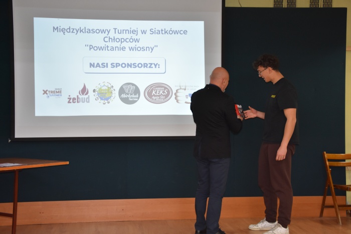 Rozdanie nagród za udział w Międzyklasowym Turnieju  Siatkówki  Chłopców „POWITANIE WIOSNY”