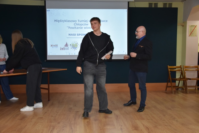 Rozdanie nagród za udział w Międzyklasowym Turnieju  Siatkówki  Chłopców „POWITANIE WIOSNY”