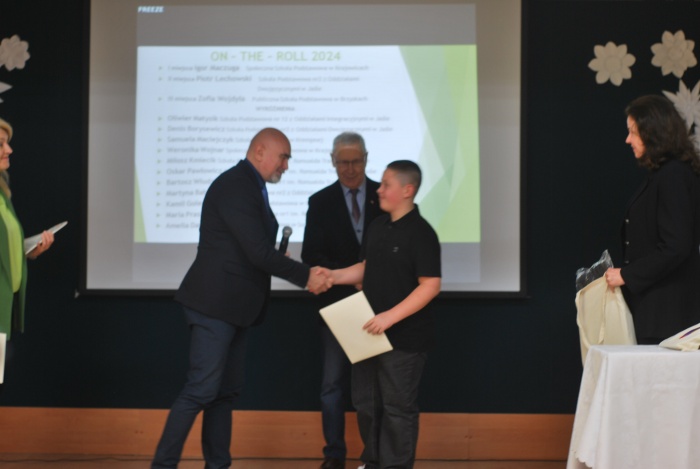 Zwycięzcy Powiatowego Konkursu z Języka Angielskiego ON - THE - ROLL 2024