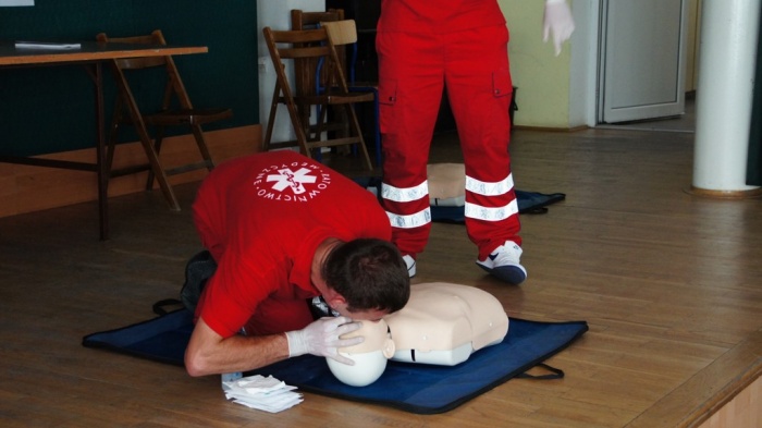 Pokaz Pierwszej Pomocy w wykonaniu słuchaczy Medycznej Szkoły Policealnej w Jaśle 