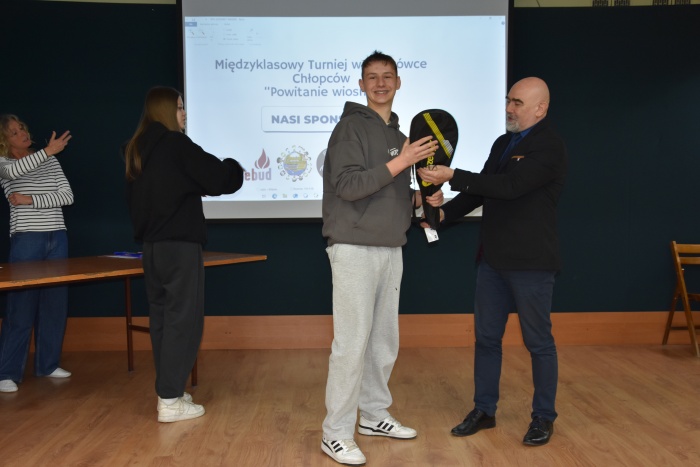 Rozdanie nagród za udział w Międzyklasowym Turnieju  Siatkówki  Chłopców „POWITANIE WIOSNY”