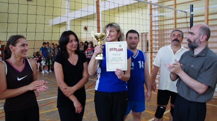 wręczanie Pucharu Dyrektora Zespołu Szkół nr 4 w Jaśle dla zwycięzcy rozgrywek Nauczyciele – Uczniowie