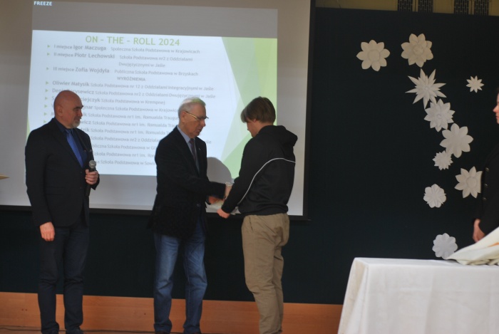 Zwycięzcy Powiatowego Konkursu z Języka Angielskiego ON - THE - ROLL 2024