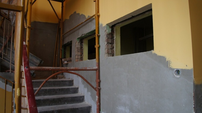 Postępy budowlane w budynku B i wejścia głównego