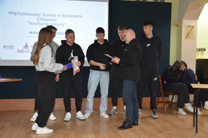 Rozdanie nagród za udział w Międzyklasowym Turnieju  Siatkówki  Chłopców „POWITANIE WIOSNY”