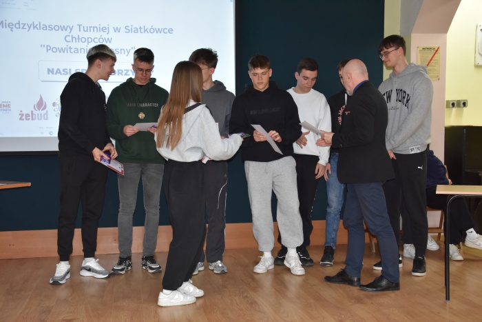 Rozdanie nagród za udział w Międzyklasowym Turnieju  Siatkówki  Chłopców „POWITANIE WIOSNY”