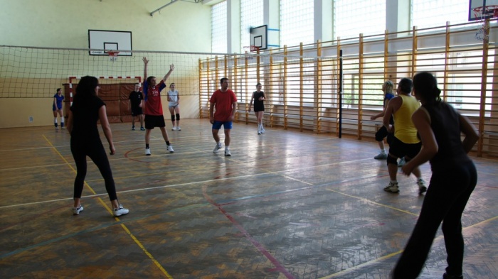 rozgrywki Nauczyciele - Uczniowie - mecz siatkówki 