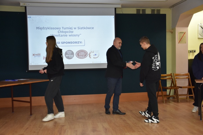 Rozdanie nagród za udział w Międzyklasowym Turnieju  Siatkówki  Chłopców „POWITANIE WIOSNY”