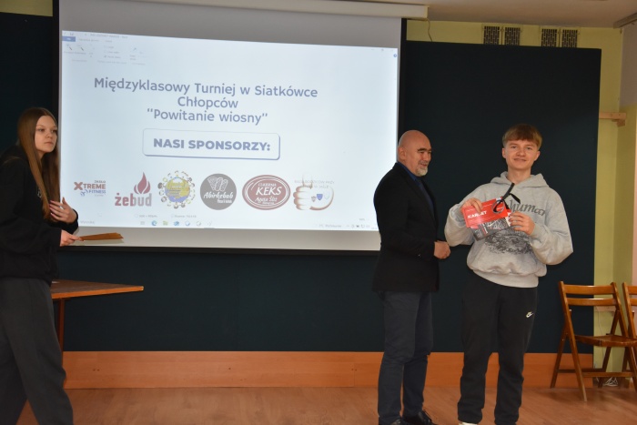 Rozdanie nagród za udział w Międzyklasowym Turnieju  Siatkówki  Chłopców „POWITANIE WIOSNY”