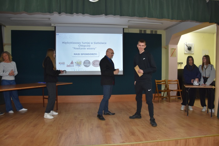 Rozdanie nagród za udział w Międzyklasowym Turnieju  Siatkówki  Chłopców „POWITANIE WIOSNY”