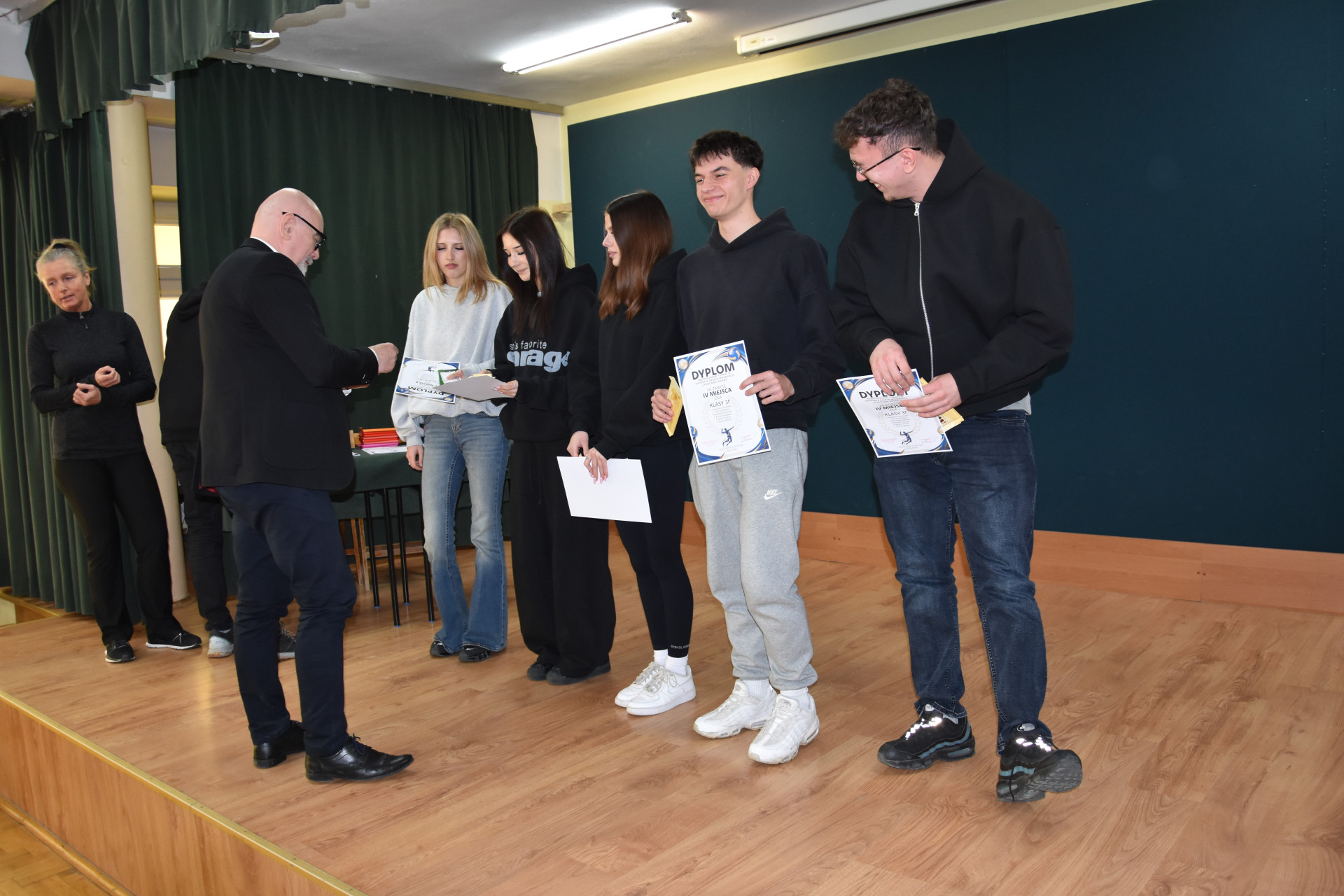 Rozdanie nagród za udział w Międzyklasowym Turnieju w Siatkówce Drużyn Mieszanych "Powitanie Wiosny"