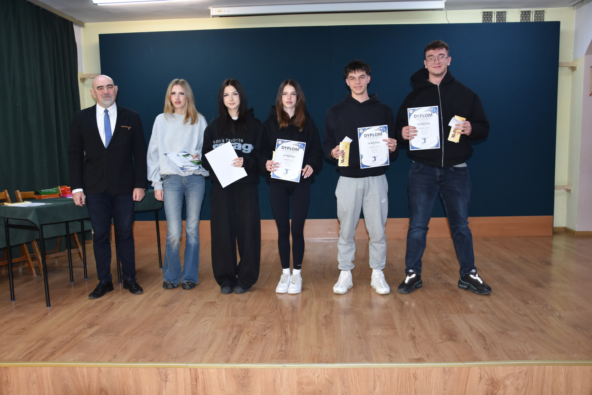 Rozdanie nagród za udział w Międzyklasowym Turnieju w Siatkówce Drużyn Mieszanych "Powitanie Wiosny"