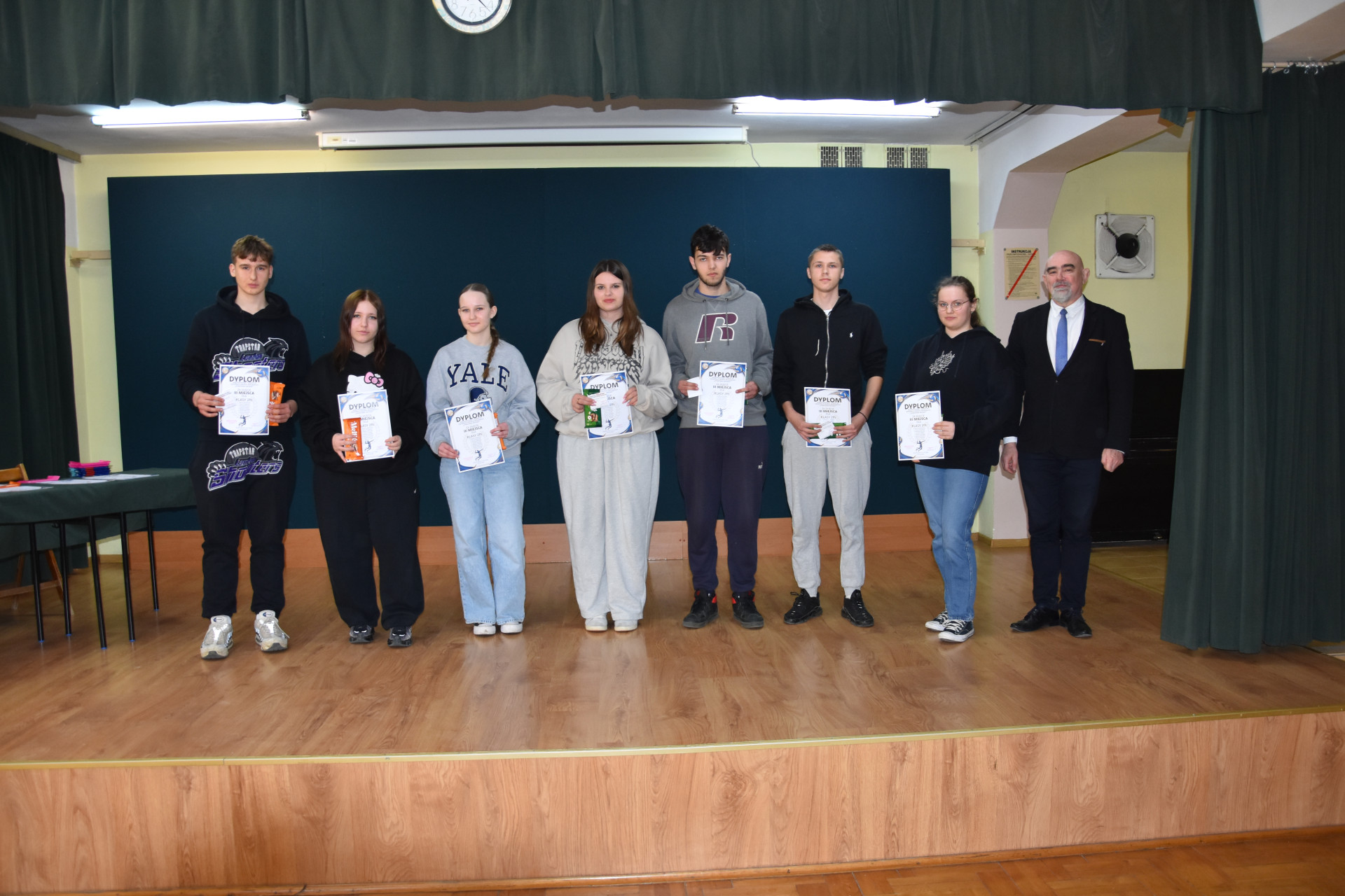 Rozdanie nagród za udział w Międzyklasowym Turnieju w Siatkówce Drużyn Mieszanych "Powitanie Wiosny"