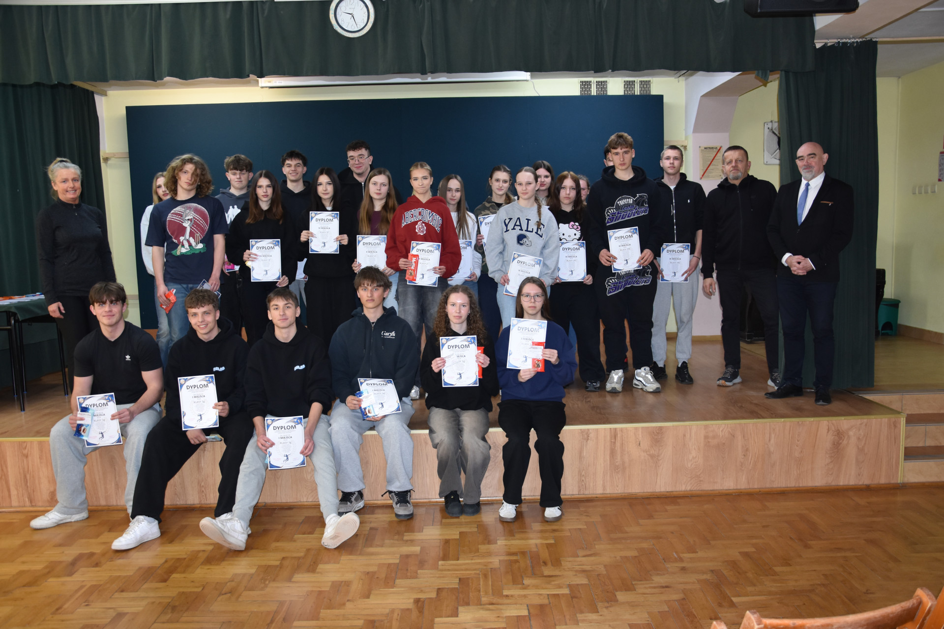 Rozdanie nagród za udział w Międzyklasowym Turnieju w Siatkówce Drużyn Mieszanych "Powitanie Wiosny"