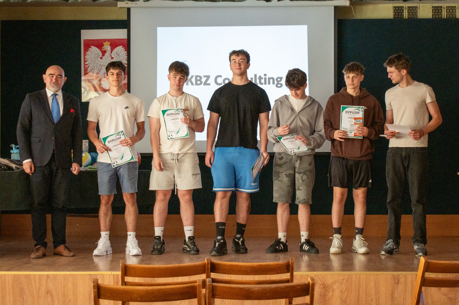 Uroczyste rozdanie nagród dla uczestników Międzyklasowego Turnieju w Piłce Nożnej Chłopców oraz loteria dla uczestników zawodów sportowych.