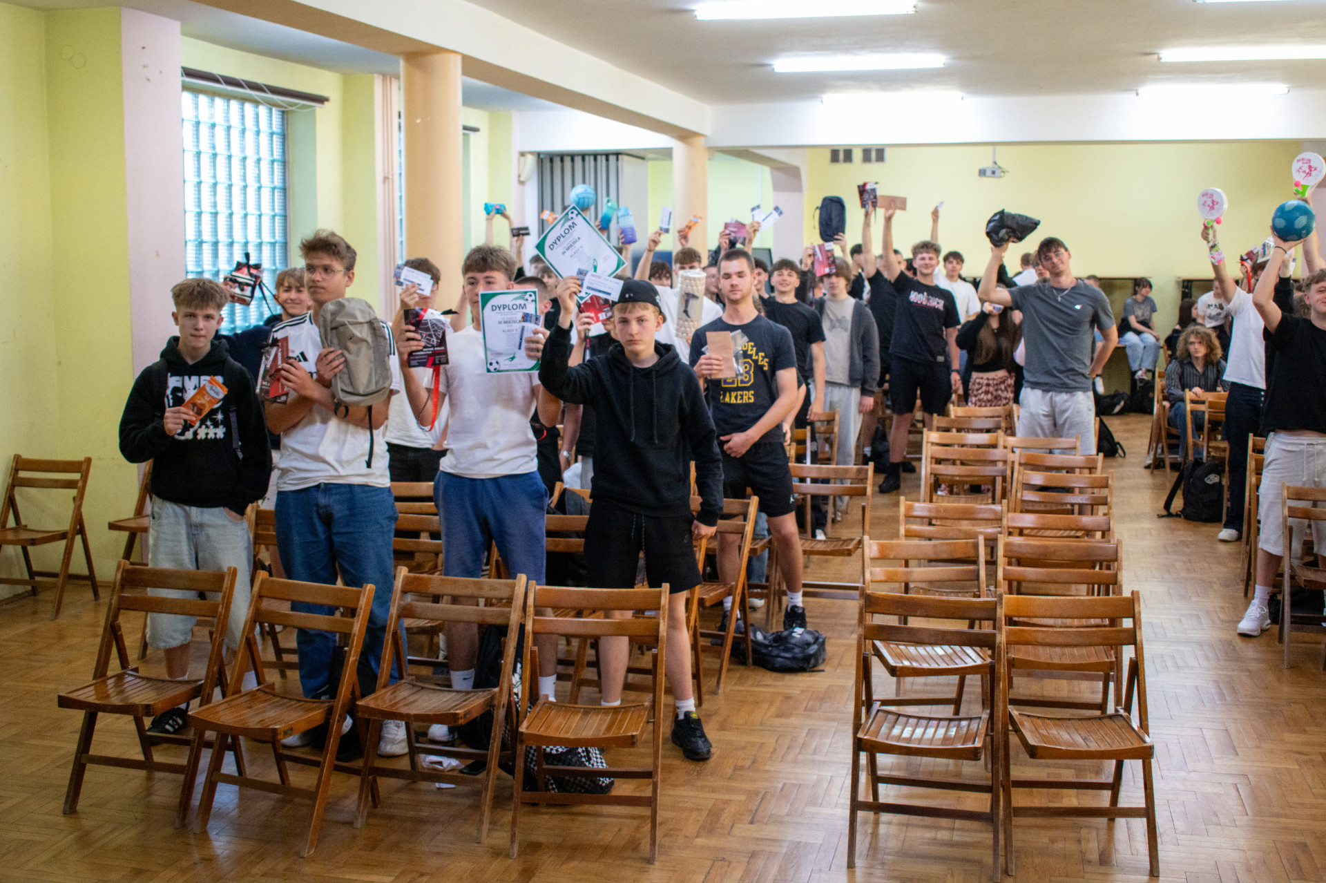 Uroczyste rozdanie nagród dla uczestników Międzyklasowego Turnieju w Piłce Nożnej Chłopców oraz loteria dla uczestników zawodów sportowych.