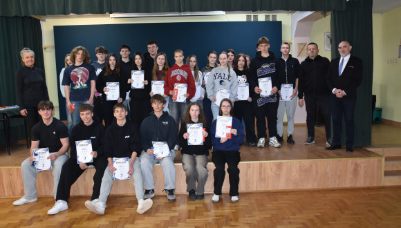 Rozdanie nagród za udział w Międzyklasowym Turnieju w Siatkówce Drużyn Mieszanych "Powitanie Wiosny"