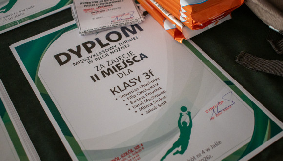Uroczyste rozdanie nagród dla uczestników Międzyklasowego Turnieju w Piłce Nożnej Chłopców oraz loteria dla uczestników zawodów sportowych.